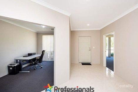 Property photo of 7 Pioneer Place Birchmont WA 6214