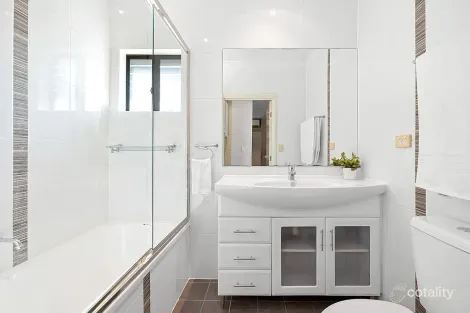 Property photo of 8/146 Clarence Road Indooroopilly QLD 4068