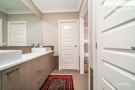 Property photo of 9 Park Place Lloyd NSW 2650