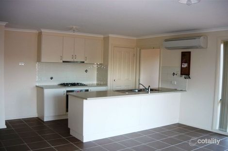 Property photo of 24 Miller Close Drouin VIC 3818