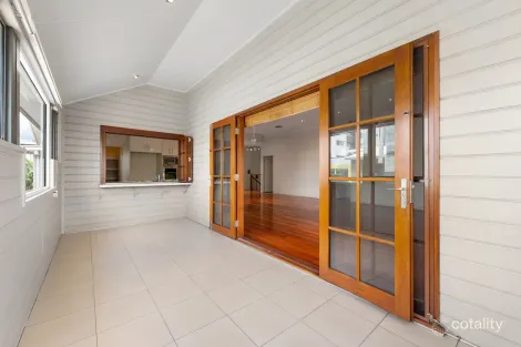 Property photo of 32 Llewellyn Street Kangaroo Point QLD 4169