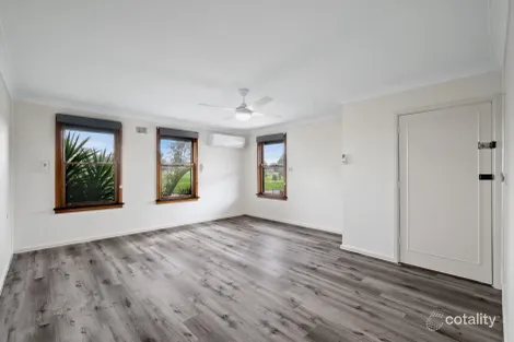 Property photo of 16 Halmahera Crescent Lethbridge Park NSW 2770
