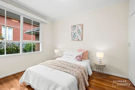 Property photo of 2/8 Athelstan Road Camberwell VIC 3124