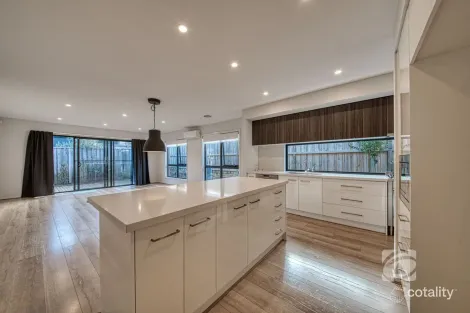 Property photo of 6 Anvil Way Clyde North VIC 3978