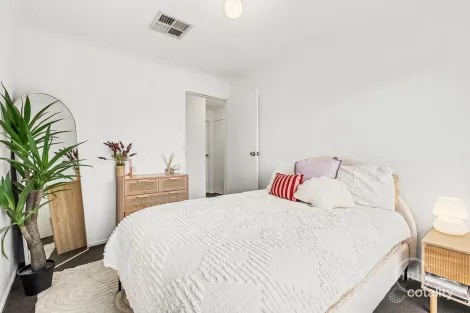 Property photo of 20 Crampton Crescent Mill Park VIC 3082