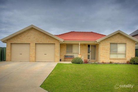 8 Robbins Dr, East Albury, NSW 2640