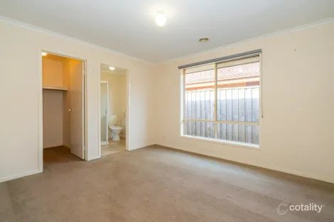 Property photo of 32 Osborn Grove Pakenham VIC 3810