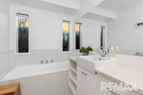 Property photo of 42 Fitzroy Street Tatton NSW 2650