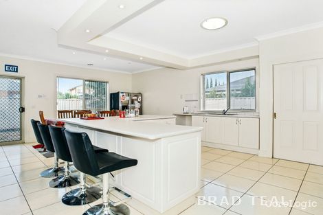 Property photo of 5 Barlow Close Caroline Springs VIC 3023