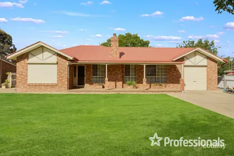 Property photo of 10 Jeeba Place Glenfield Park NSW 2650