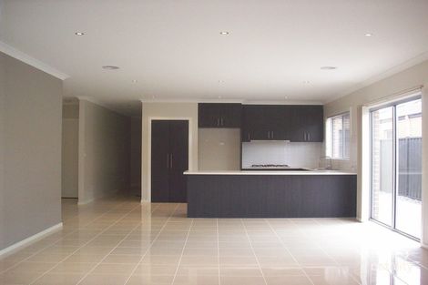 Property photo of 19 Grovedale Way Manor Lakes VIC 3024