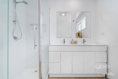 Property photo of 28 Overlea Avenue Rosebud VIC 3939