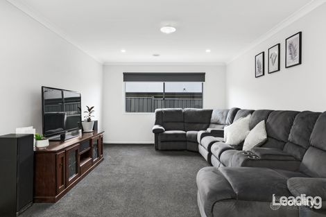 Property photo of 34 Greenfields Boulevard Romsey VIC 3434