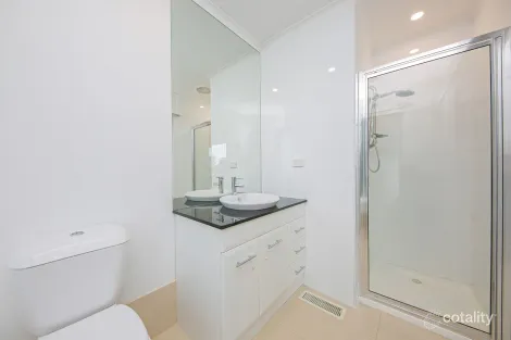 Property photo of 16 Queens Court Berwick VIC 3806