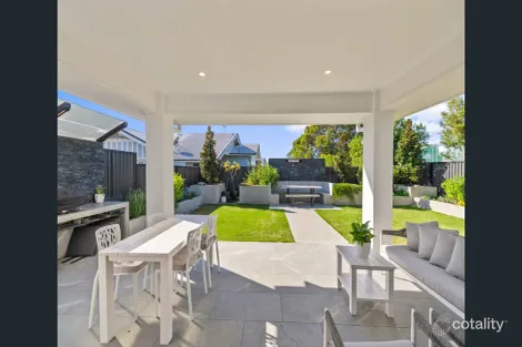 8 FAVERSHAM ST, WOOLLOONGABBA, QLD 4102