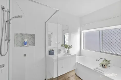 Property photo of 10 Reflection Crescent Birtinya QLD 4575