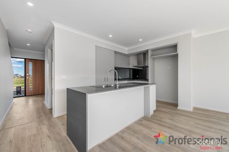 Property photo of 25 Adventure Avenue Fraser Rise VIC 3336