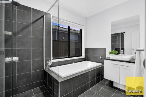 Property photo of 20 Distinction Crescent Truganina VIC 3029