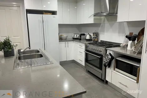 Property photo of 75 Molloy Drive Orange NSW 2800