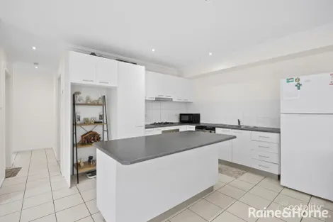 Property photo of 2 Viewbank Circuit Roxburgh Park VIC 3064