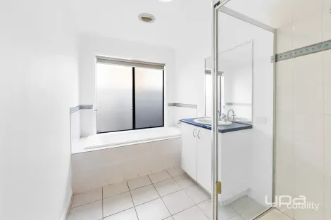 Property photo of 10 Holmes Way Caroline Springs VIC 3023