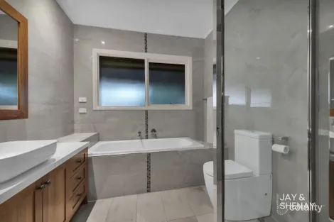 Property photo of 11 Erica Close Endeavour Hills VIC 3802