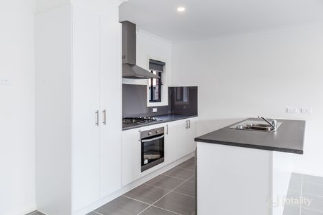 Property photo of 5 Bridport Circuit Tarneit VIC 3029