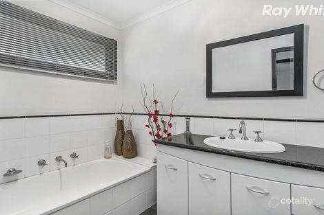 Property photo of 17 Kooyong Close Hampton Park VIC 3976