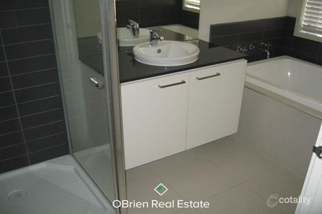 Property photo of 4 Bittern Link Pakenham VIC 3810