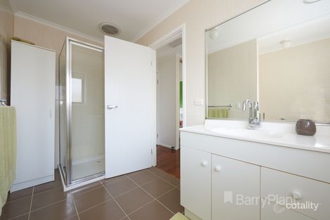 Property photo of 15 Crossdale Rise Endeavour Hills VIC 3802