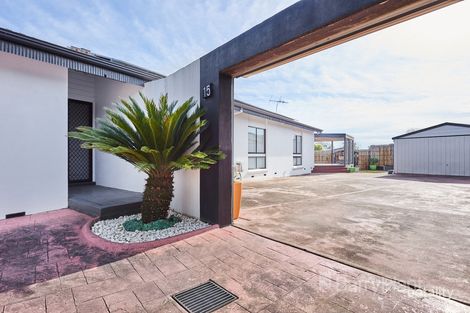 Property photo of 15 Crossdale Rise Endeavour Hills VIC 3802
