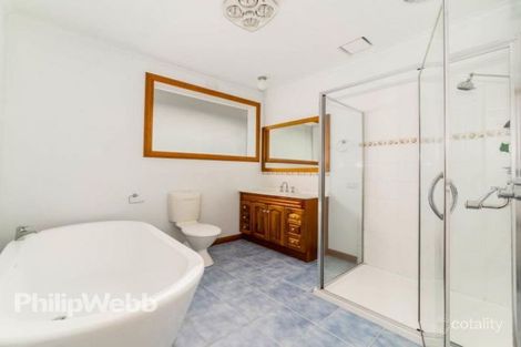 Property photo of 2 Cherrytree Rise Knoxfield VIC 3180