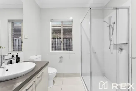 Property photo of 10 Brolin Terrace Cranbourne North VIC 3977