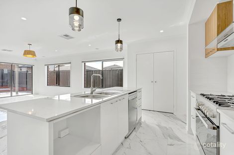 Property photo of 18 Kangaroo Road Craigieburn VIC 3064