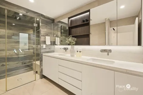 Property photo of 30 Waterline Crescent Bulimba QLD 4171