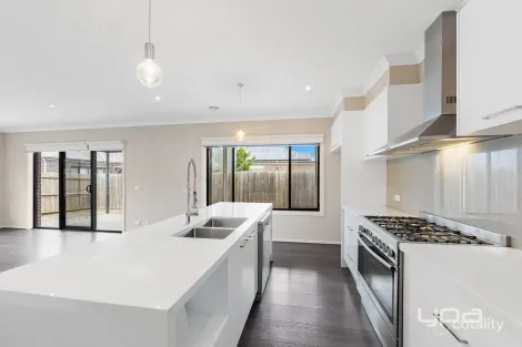 Property photo of 4 Pinnacle Way Fraser Rise VIC 3336