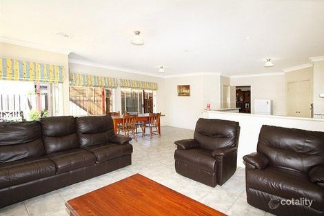 Property photo of 32 Volantis Crescent Roxburgh Park VIC 3064
