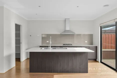 Property photo of 5 Eminence Drive Cranbourne West VIC 3977