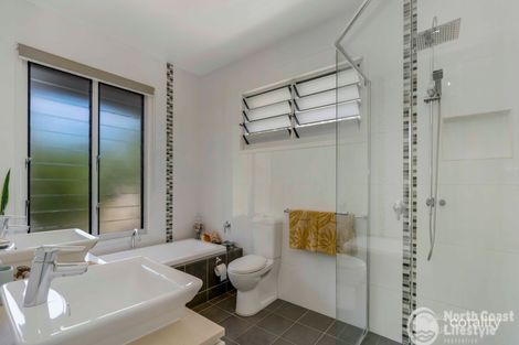 Property photo of 8 Flinders Way Ocean Shores NSW 2483
