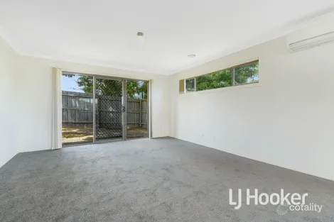 Property photo of 2 McClenaghan Place Pakenham VIC 3810