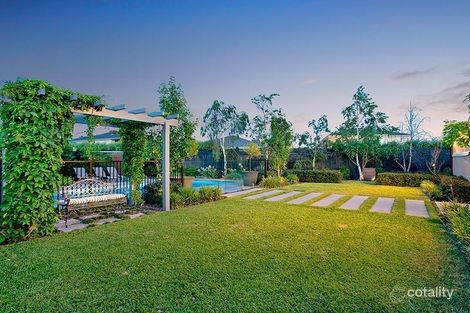 Property photo of 4 The Causeway Taylors Hill VIC 3037