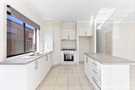 Property photo of 7 Viewbank Walk Caroline Springs VIC 3023