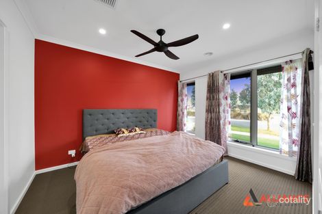 Property photo of 53 Goldeneye Circuit Werribee VIC 3030