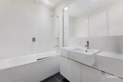 Property photo of 40 Lakefront Crescent Varsity Lakes QLD 4227