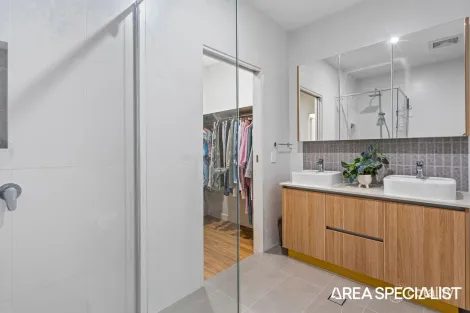 Property photo of 16/1 Lake Serenity Boulevard Helensvale QLD 4212