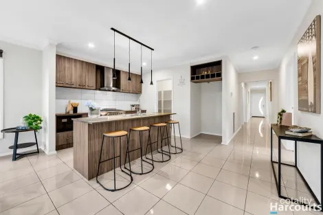 Property photo of 10 Salim Way Clyde North VIC 3978