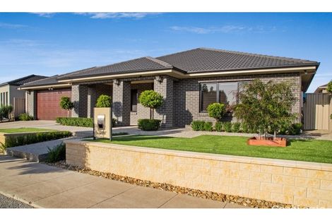 Property photo of 22 Forest Glade Way Caroline Springs VIC 3023