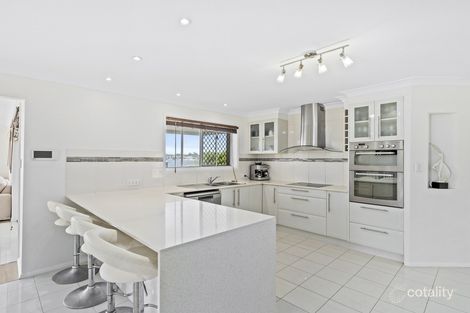 Property photo of 44 Lakeshore Drive Helensvale QLD 4212