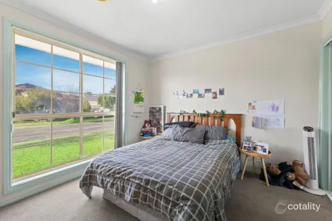 Property photo of 4 Chiarella Place Altona Meadows VIC 3028