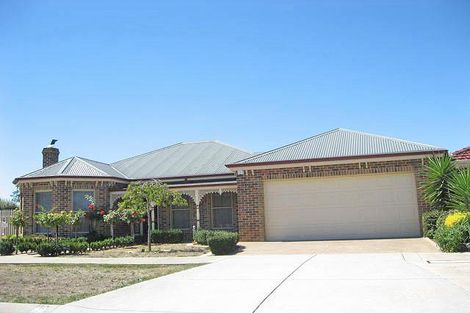 40 Tasman Cres, Taylors Lakes, VIC 3038